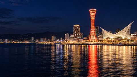神戸ポートタワーと港の水面に映る夜景の生成イメージ