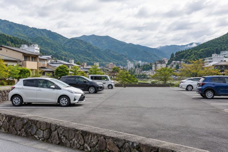 町外れの市営駐車場を題材にした生成イメージ