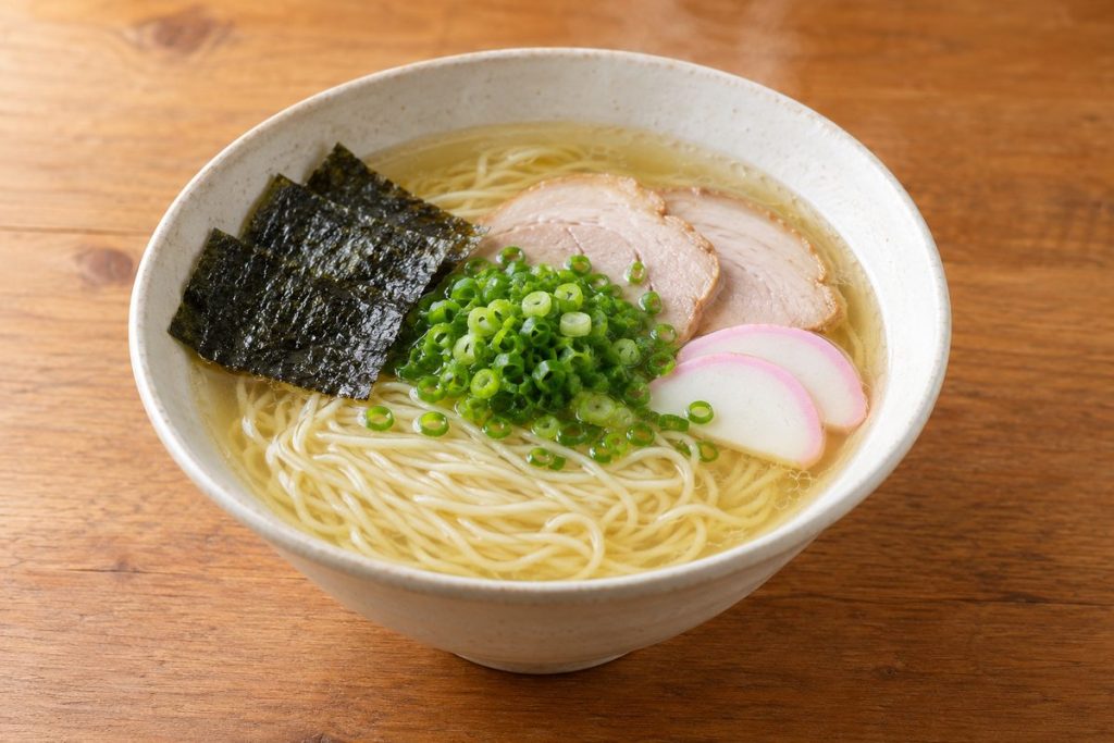 澄んだスープの細麺に岩海苔、ねぎ、焼豚、かまぼこを添えた塩ラーメンのイメージ