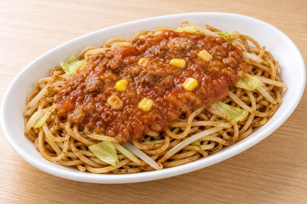 炒めた麺とキャベツ、もやしにミートソースをのせたイタリアンの生成イメージ