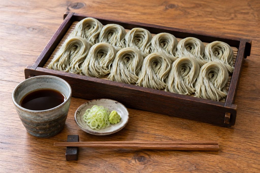 木のへぎに小分けで並べたそばと、つゆ・ねぎ・わさび