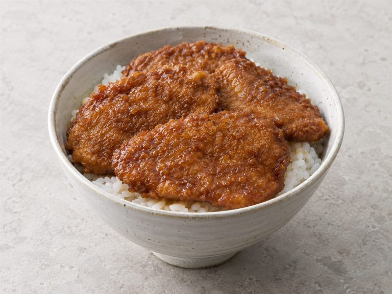 ご飯に薄いカツを重ね、茶色いタレをまとわせた丼