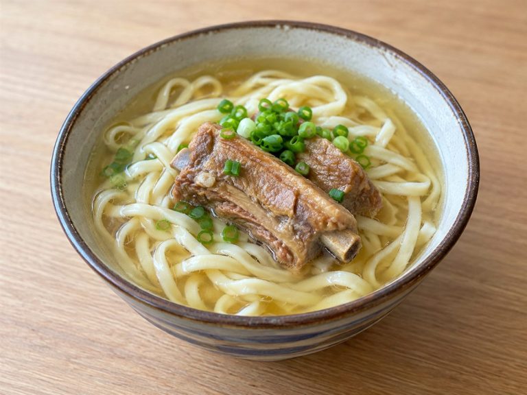 平たい麺に豚肉とねぎを合わせた沖縄そば