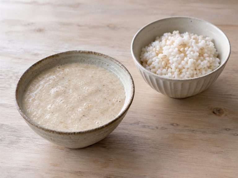 二つの器に分けて盛ったとろろ汁と麦めし