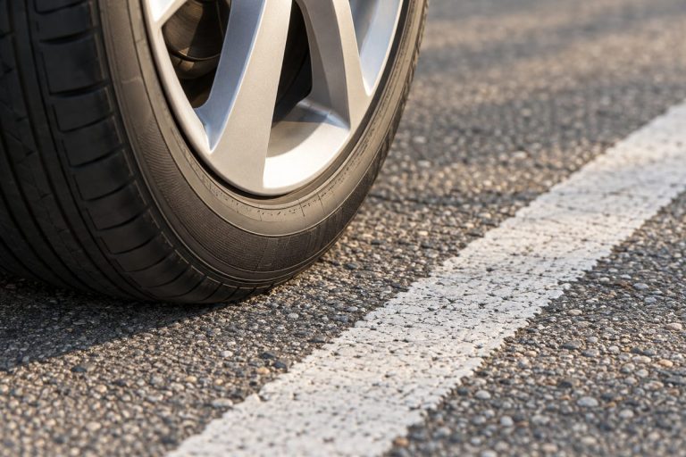 車輪と駐車区画の白線を題材にした生成イメージ