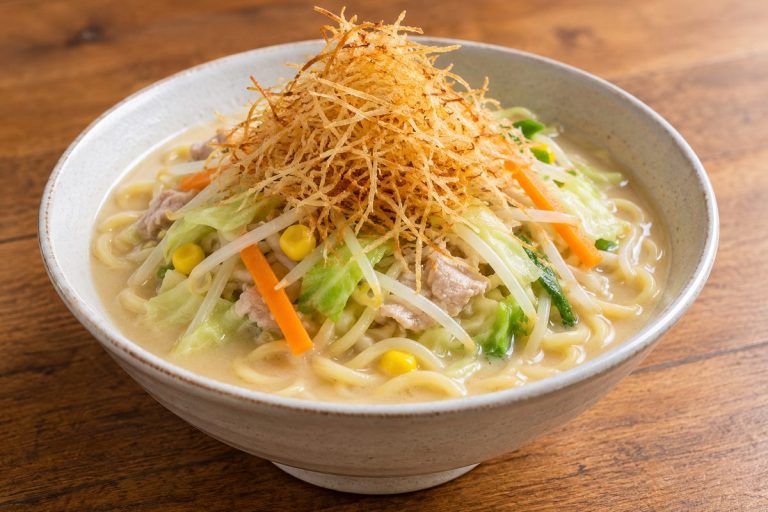野菜のちゃんぽんに、生姜とじゃがいもの細切り揚げを添えた一杯