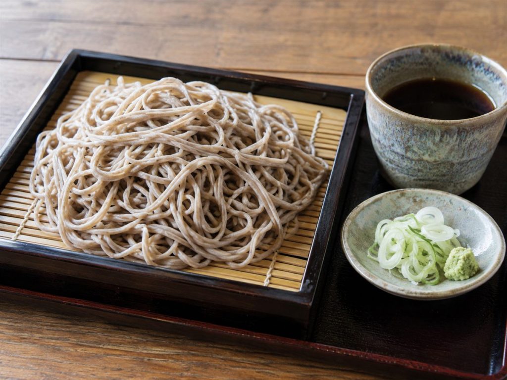 竹すに盛ったそばとつゆ、ねぎとわさび