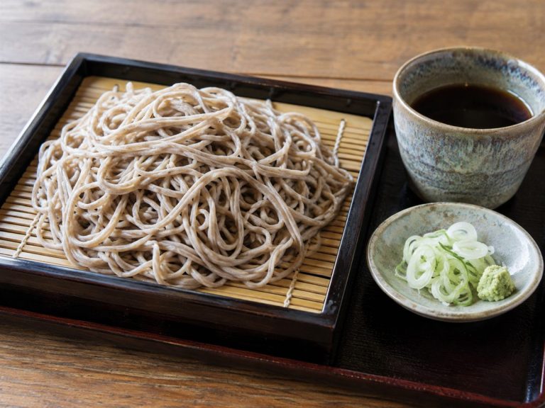 竹すに盛ったそばとつゆ、ねぎとわさび